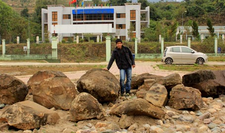 Những[-]hòn[-]đá[-]bí[-]ẩn[-]bên[-]thủy[-]điện[-]Sơn[-]La